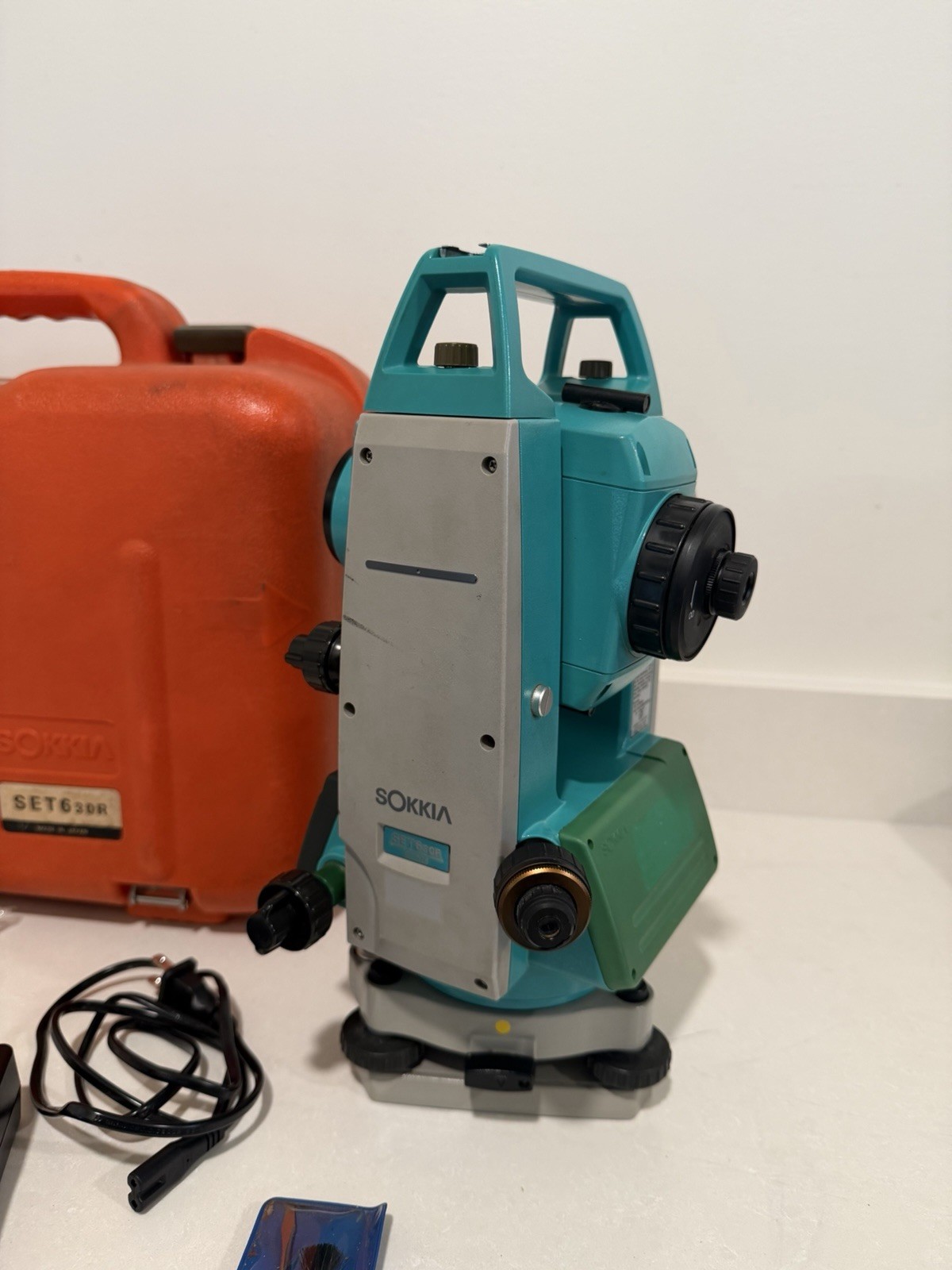 Sokkia SET630R Reflectorless Total Station W/ One Batteries, Case, Charger,