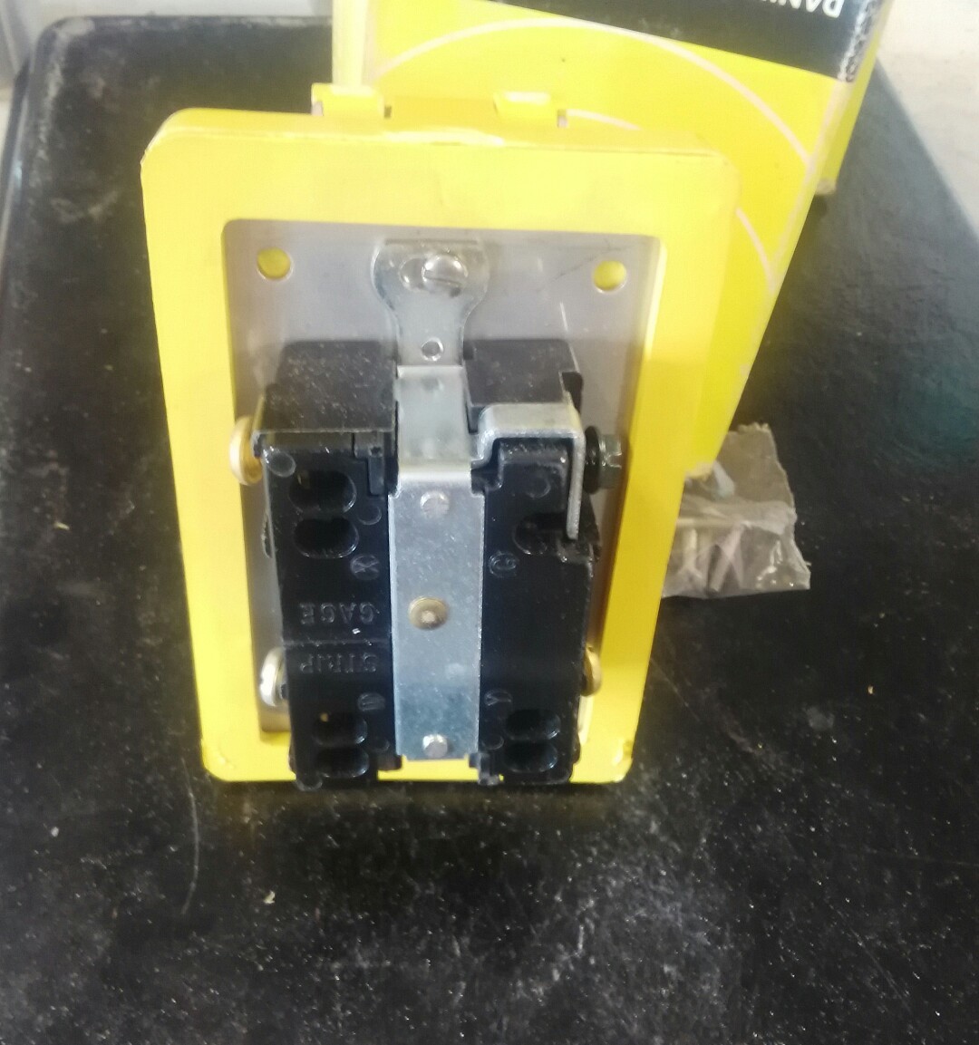 Daniel Woodhead Oil-Proof Neotex 67W74 Watertite receptacle for FD box