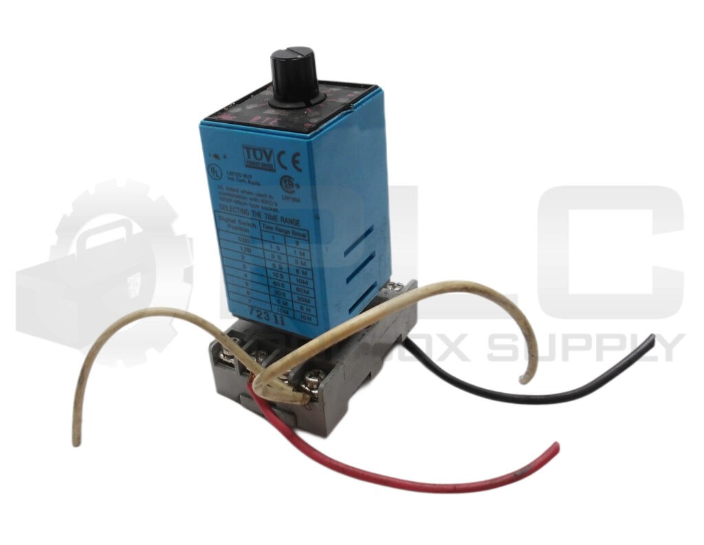 IDEC RTE-P11 ELECTRONIC TIMER 120VAC W/ SR2P-06 CONTACT SOCKET 300V