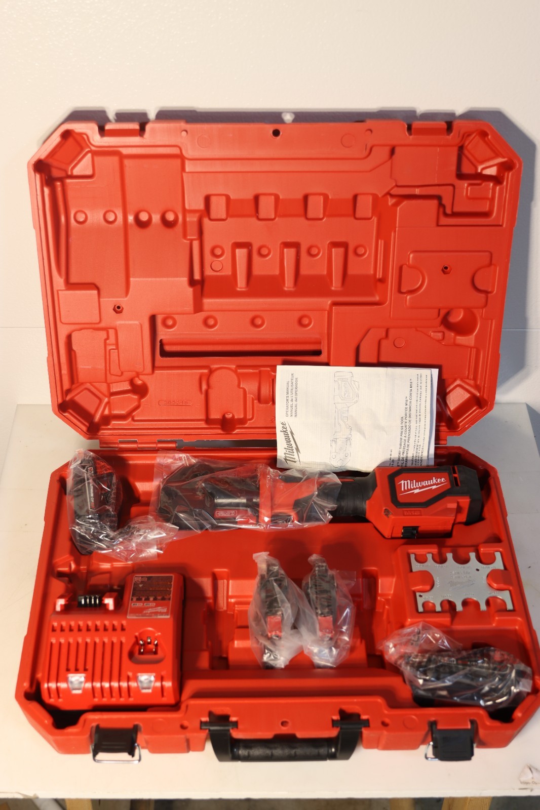 Milwaukee M18 18V Short Throw Press Tool Kit with 3 PEX Crimp Jaws W/ (2) 2.0 Ah