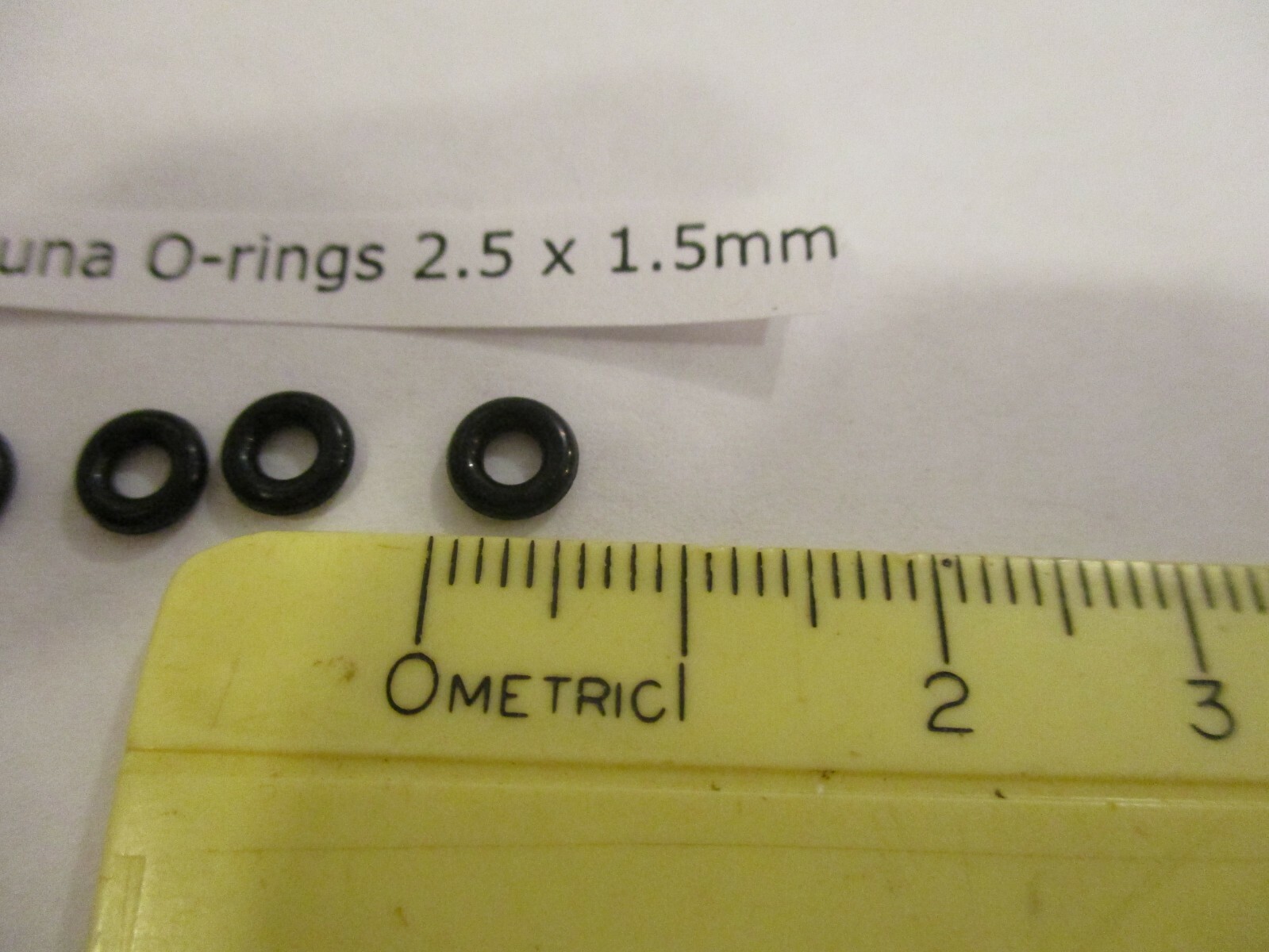 2.5mm ID x 5.5mm OD x 1.5mm thick O-ring. JIS S3 Buna-70. Quan 5..