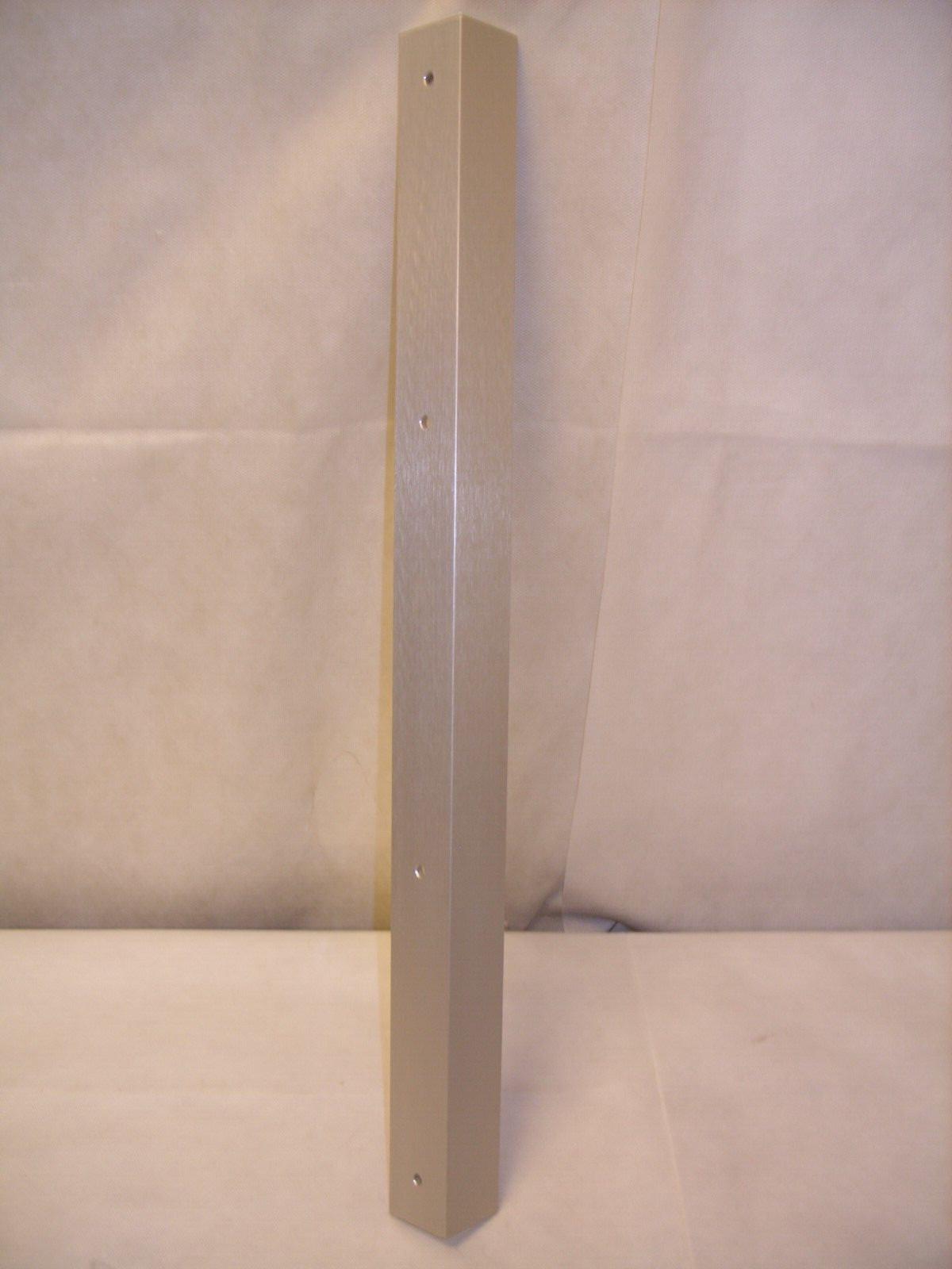 DynaLock – 1-1/2″ x 1-1/2″ x 22″ Aluminum Angle Bracket – 4622 – NOS