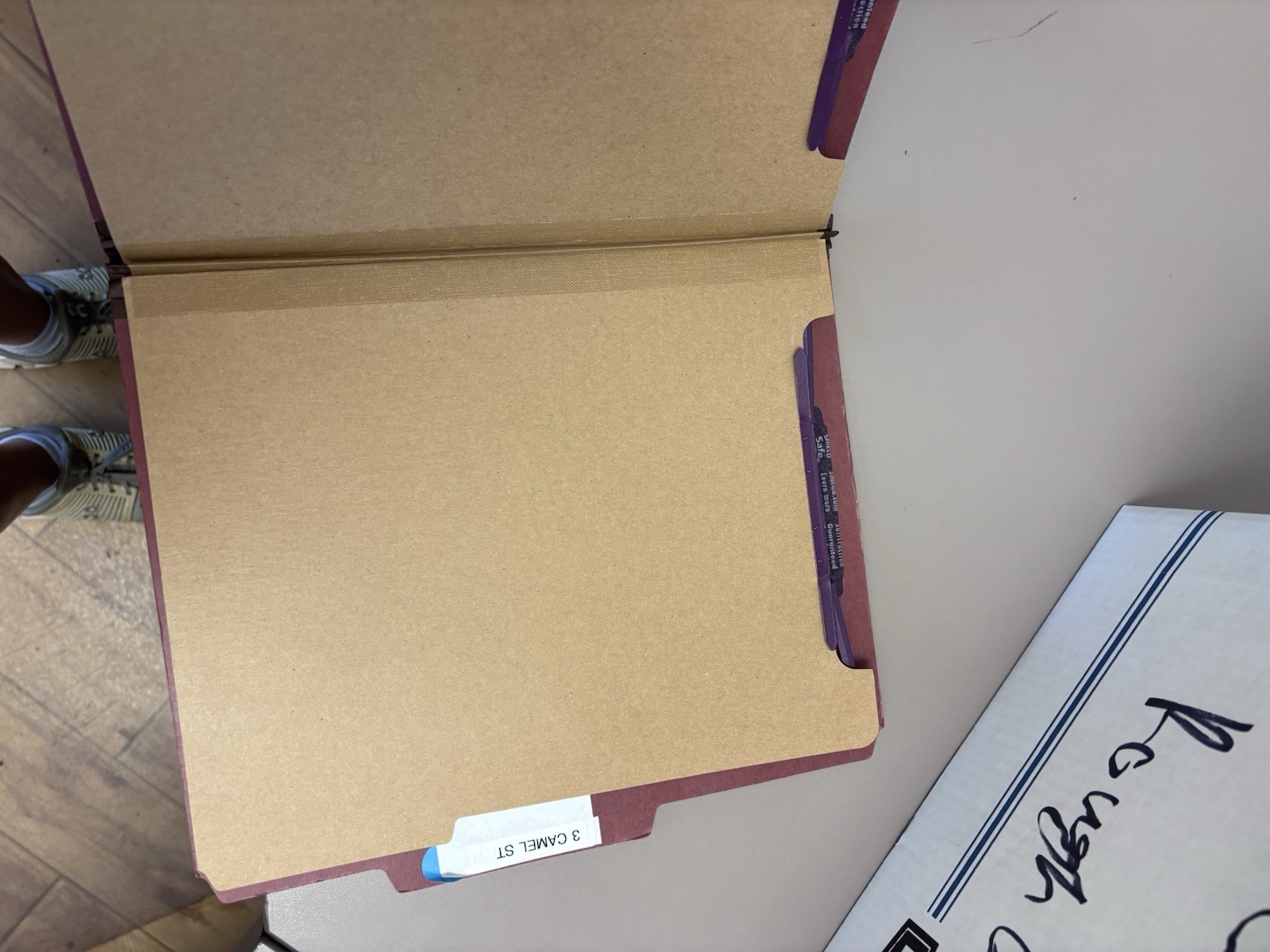 Letter classification folders brown and blue
