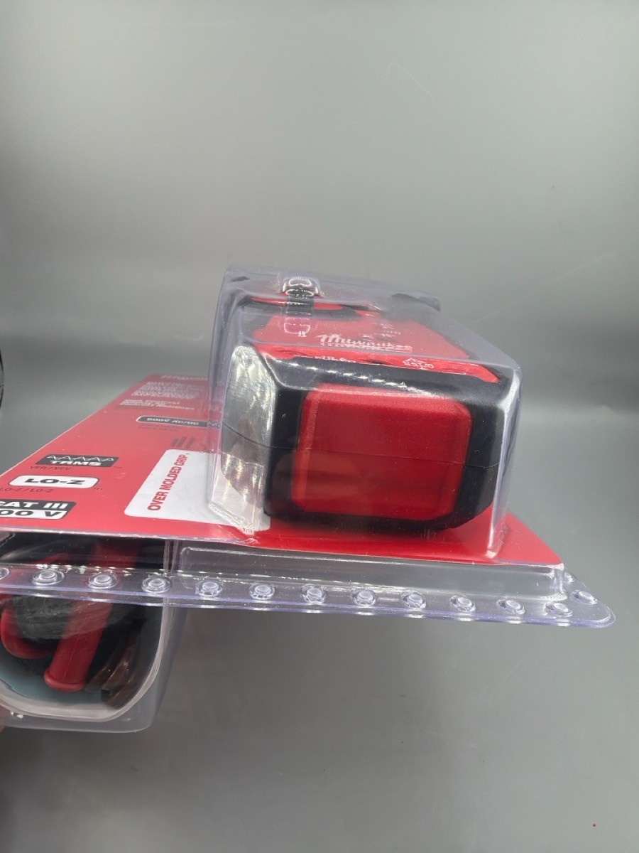 J06 – Milwaukee Digital Multimeter Cat III Lo-Z TRMS 600V Molded Gri (J06028310)