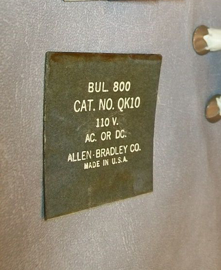 BUL 800 QK10 Allen Bradley Bulletin 800 110 Volt AC. or DC.