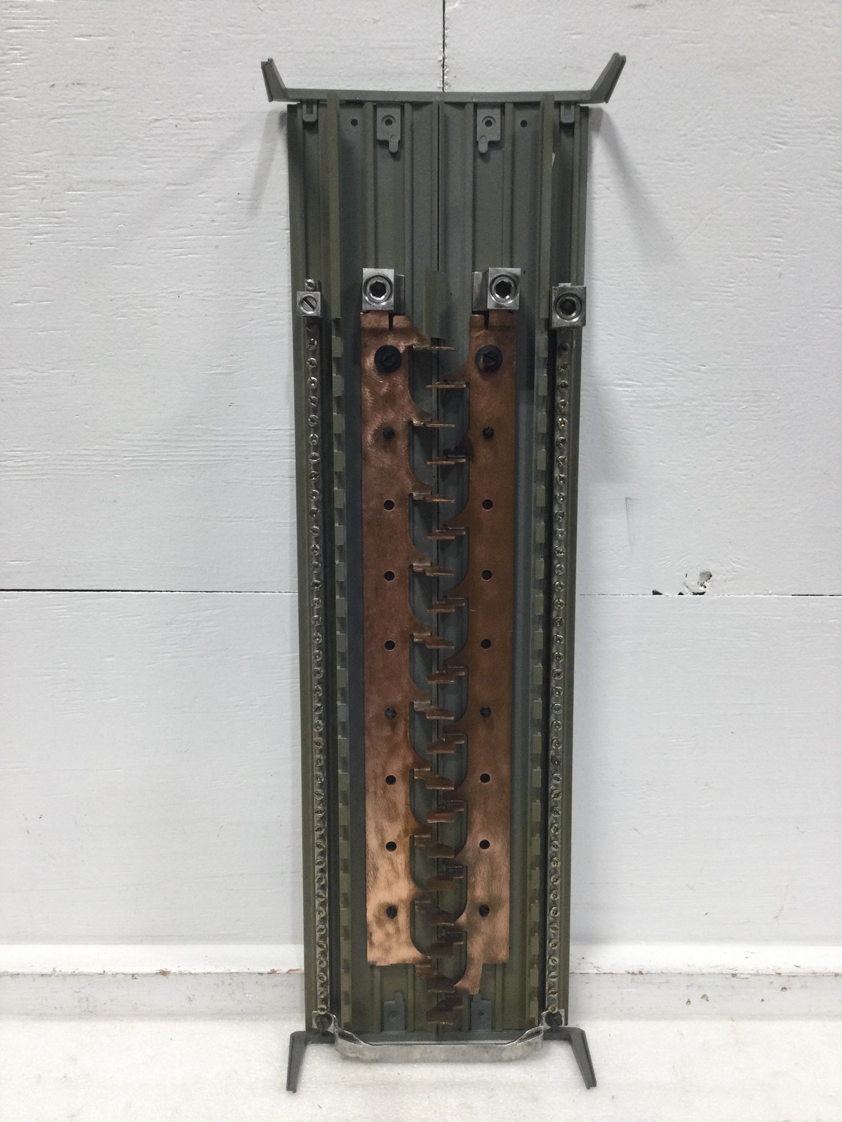 Siemens G4040MB1200CU 200 Amp 40 Space Copper Buss Load Center Guts Only 9″X27″