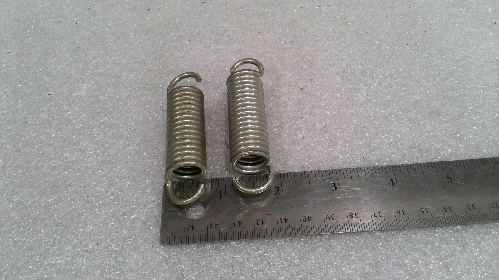STEEL EXTENSION SPRINGS W/HOOKS 2.69″/ 3.07″ OAL, .719″ OD, .106″ WD (LOT OF 12)