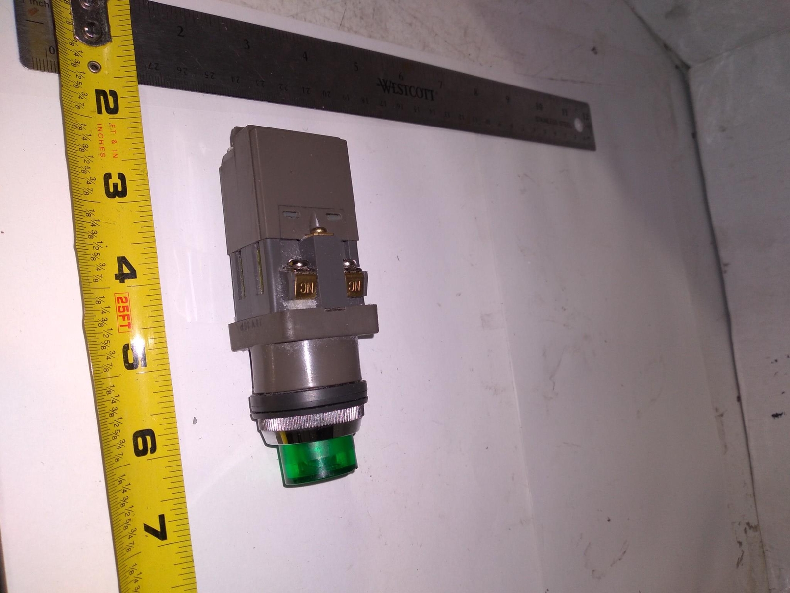 IZUMI IDEC ORIMARY 100/110V 50-60HZ LAMP 6.3V 1W 100/110V 50-60HZ 6.3V 1W