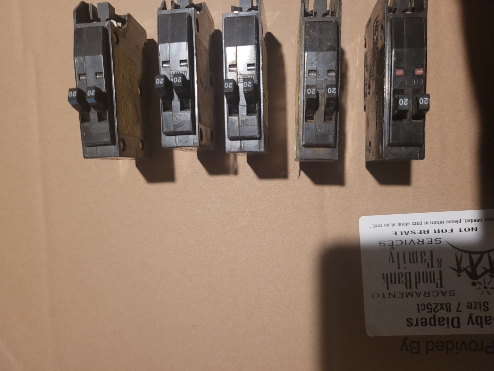 Square D QO2020 – 20 Amp Single-Pole Circuit Breaker small broken area