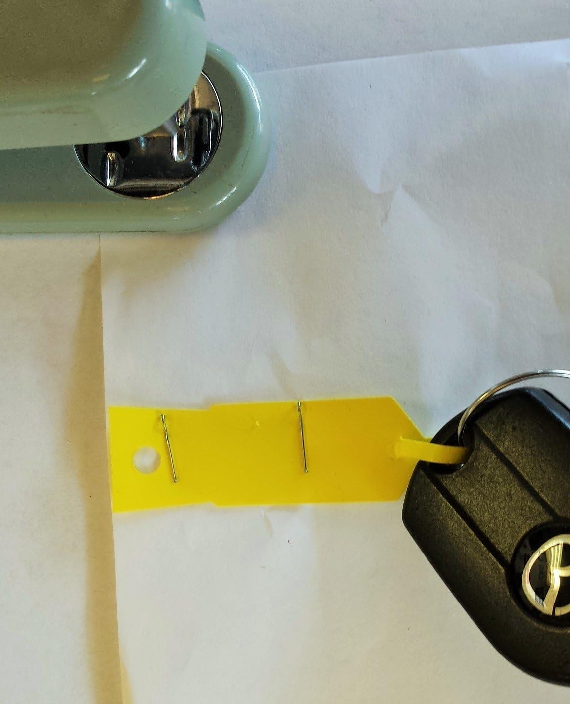 YELLOW Self-Locking Arrow Key Tags 1,000 per pack Size 4 1/2 X 3/4 YELLOW