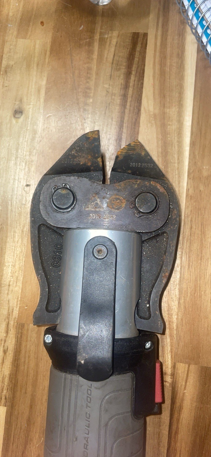 Global Industrial Battery Powered Bolt Container Seal Cutter 3/8 inch.