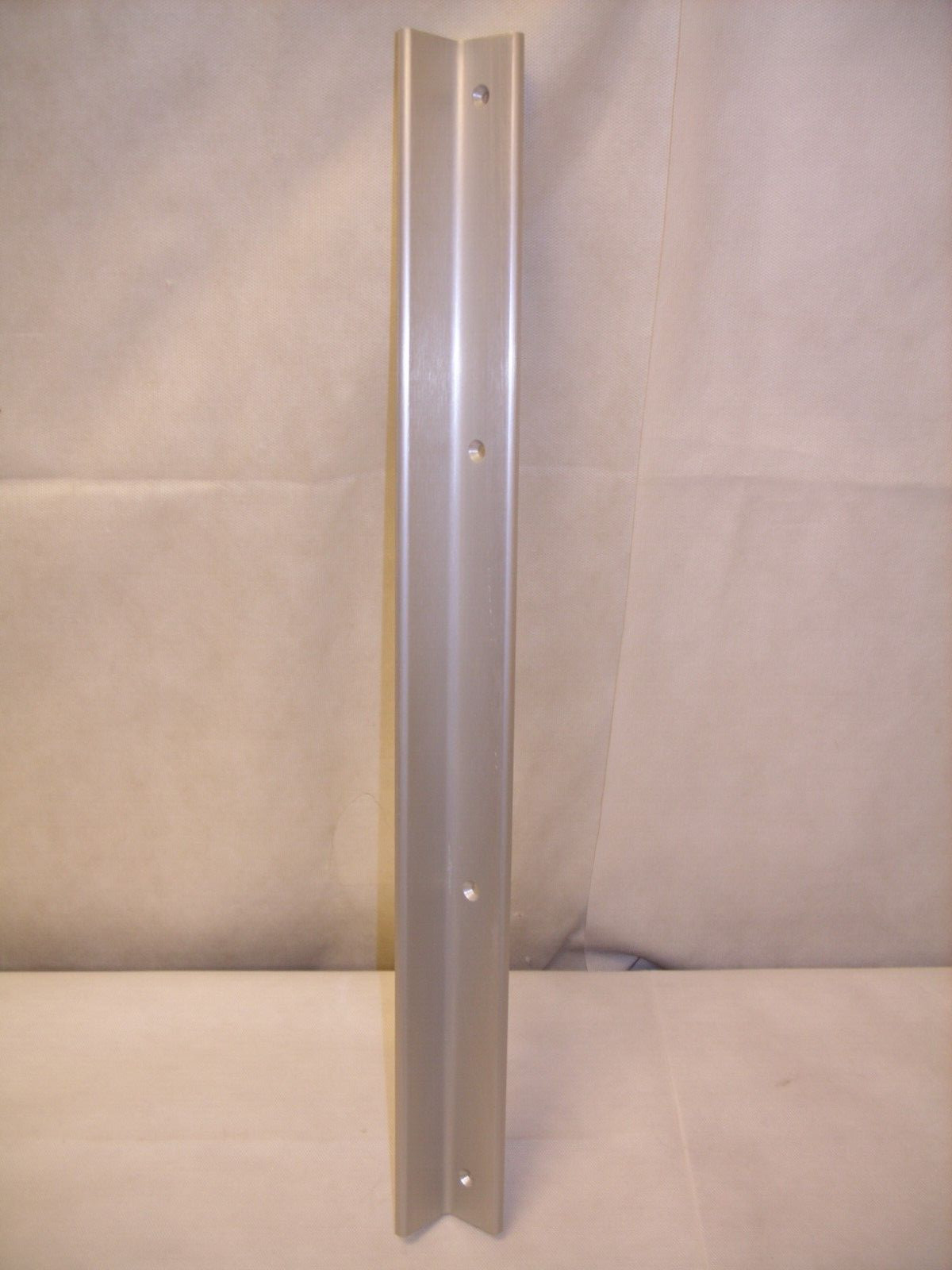 DynaLock – 1-1/2″ x 1-1/2″ x 22″ Aluminum Angle Bracket – 4622 – NOS
