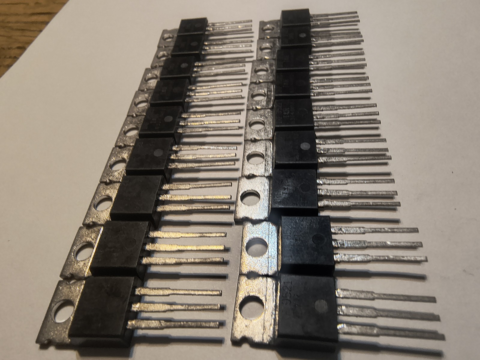 Lot of 18 NOS IRF9521 P-channel Power MOSFET Transistor TO-220 Original IR Logo