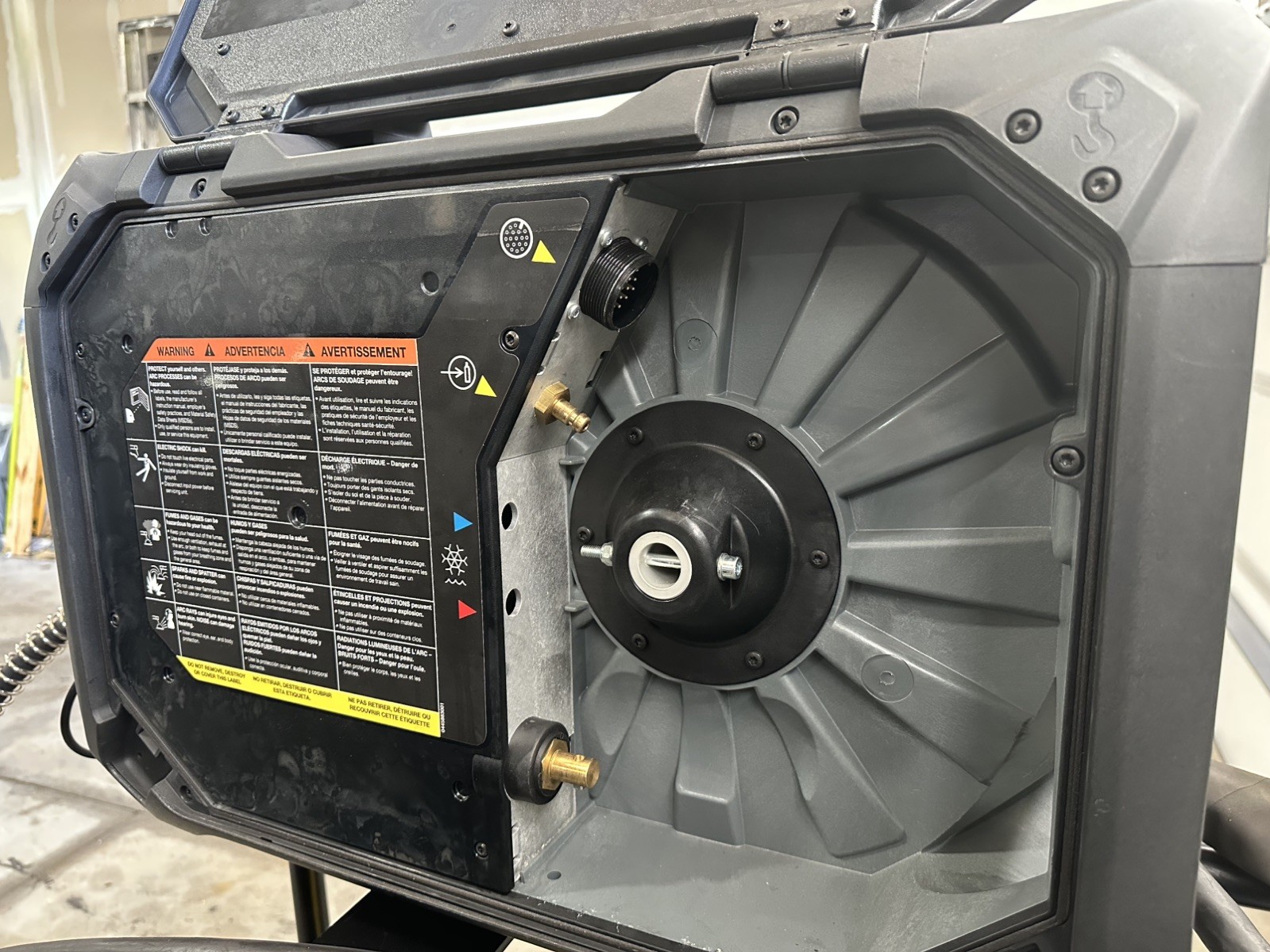 ESAB Robust Feed Pro – CC/CV Portable Wire Feeder