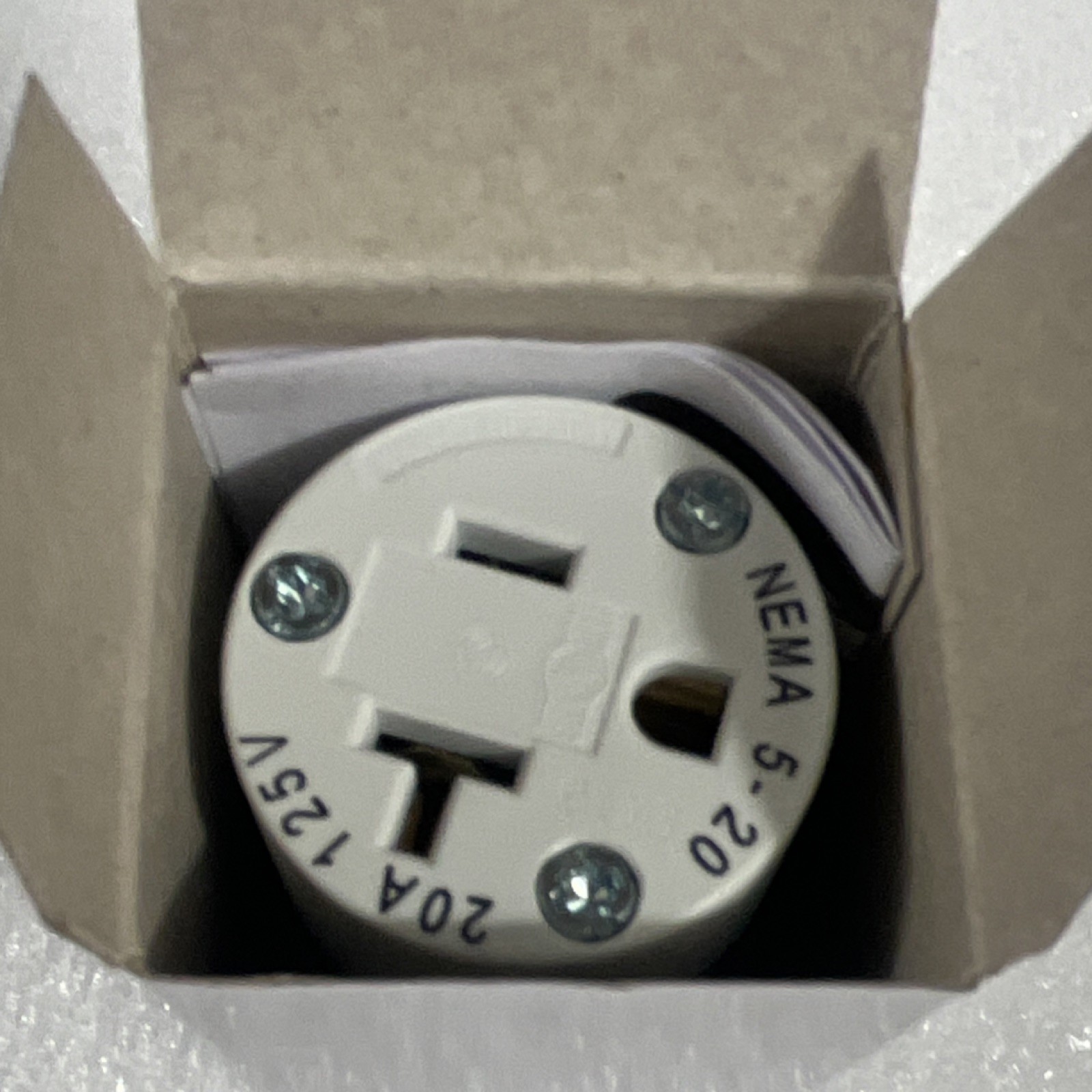 Hubbell NEMA 5-20R 20A 125V In-Line Connector White/Black Plastic Brass Screw