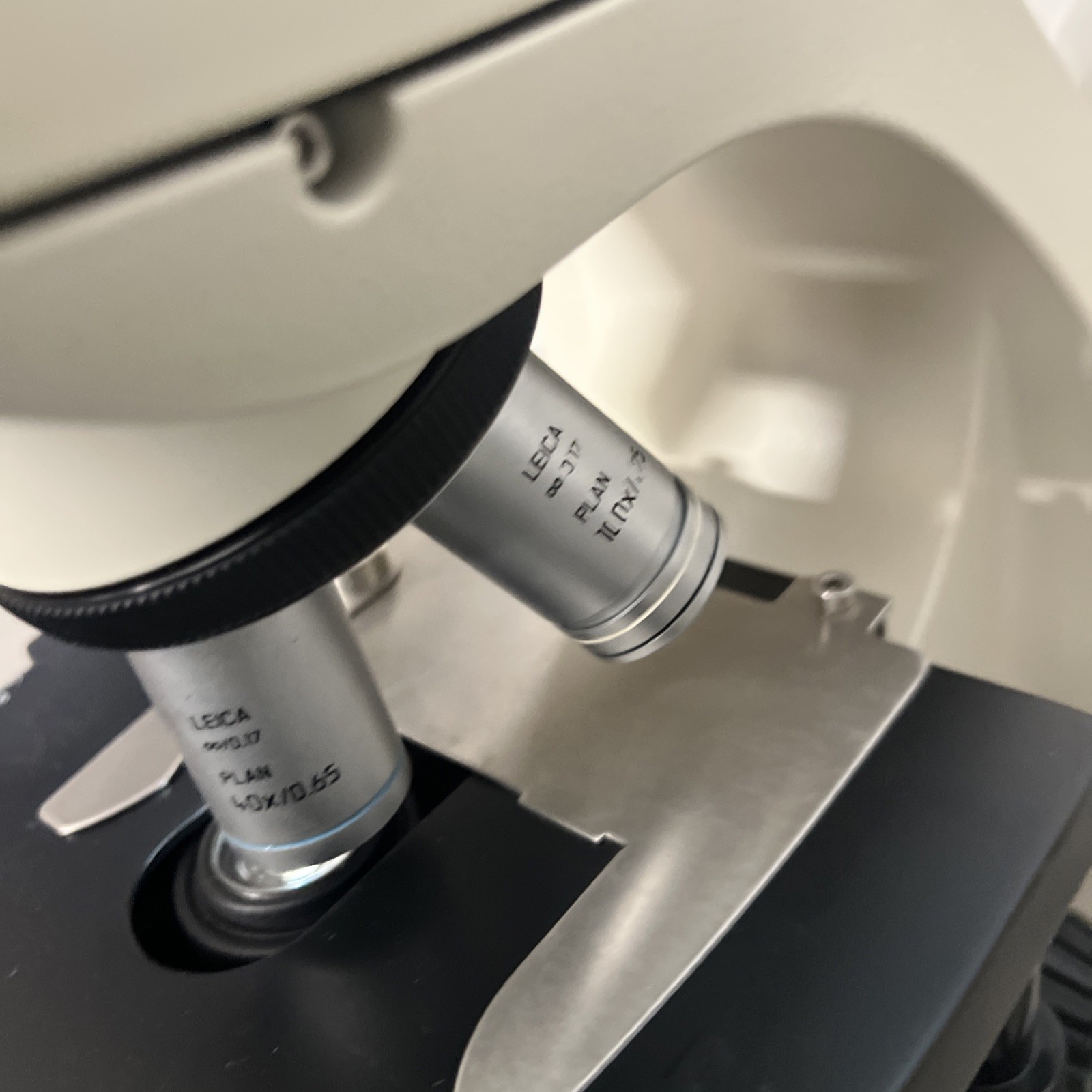 Leica DM500 Binocular Educational Microscope w/ 4x, 10x, 40x, 100x Objectives