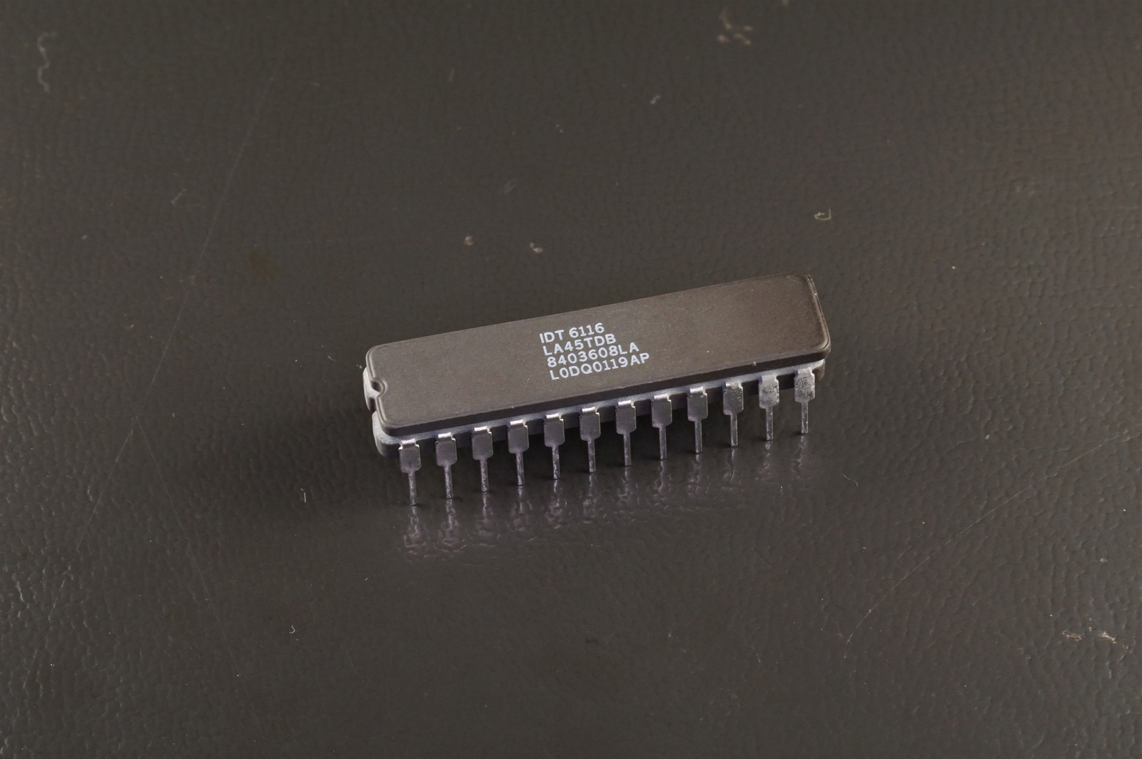 IDT6116LA45TDB IDT COMS Static RAM 16K 8-Bit 24 Pin 300 Mil CERDIP (D24-1)