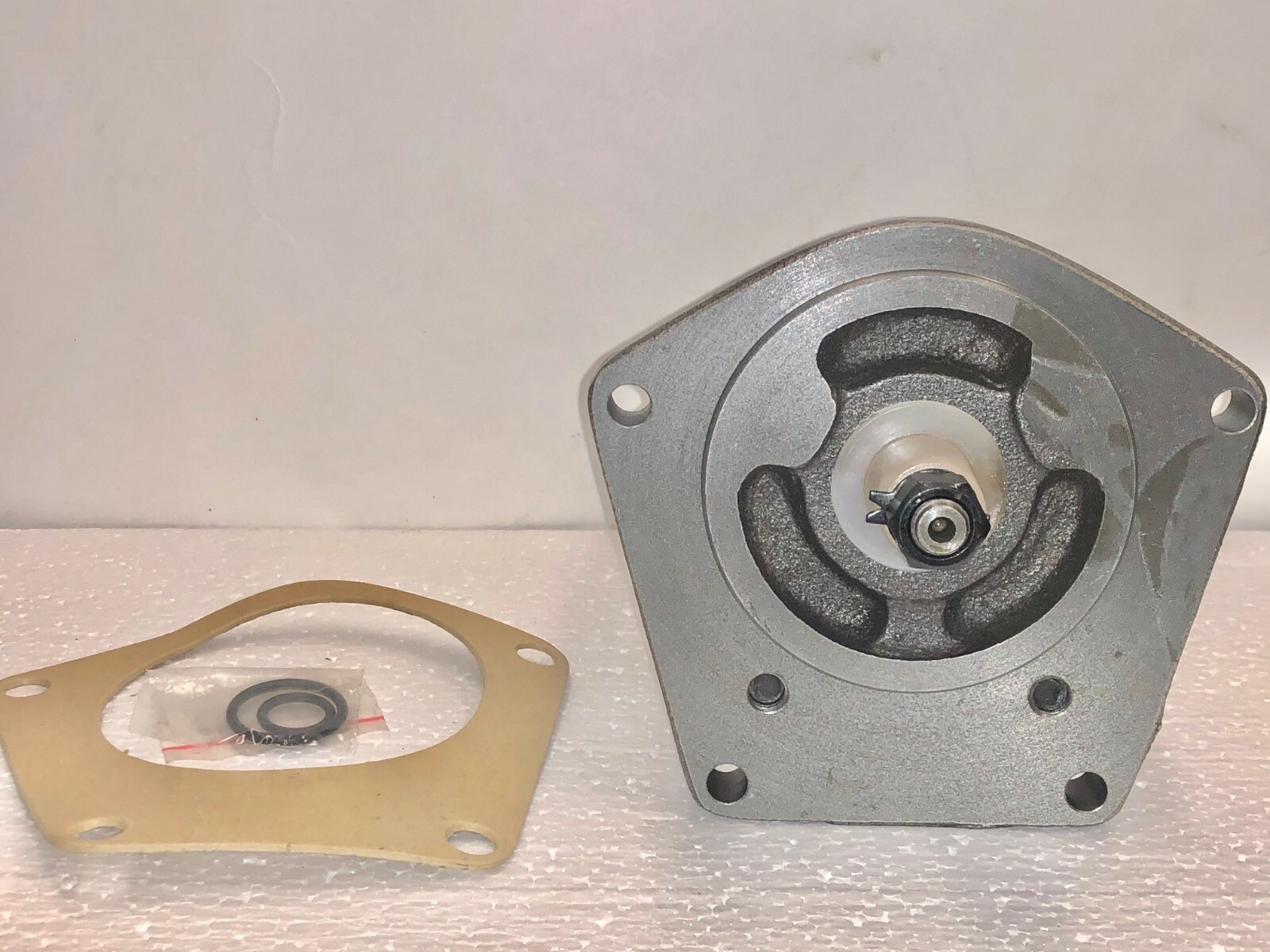 704330R95 3072694R91 704330R1 550105696 Hydraulic Pump Assembly