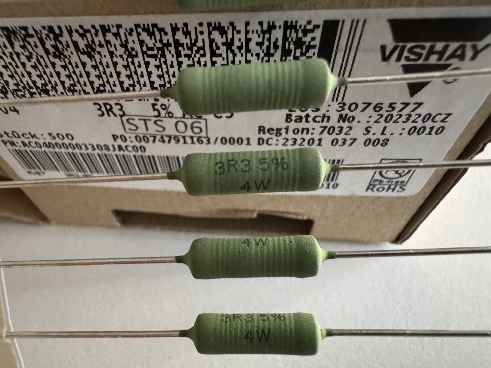 500 PCS AC04000003308JAC00 Vishay Metal Film Resistor 3.3 Ω 4W ±5% TCR ±50ppm