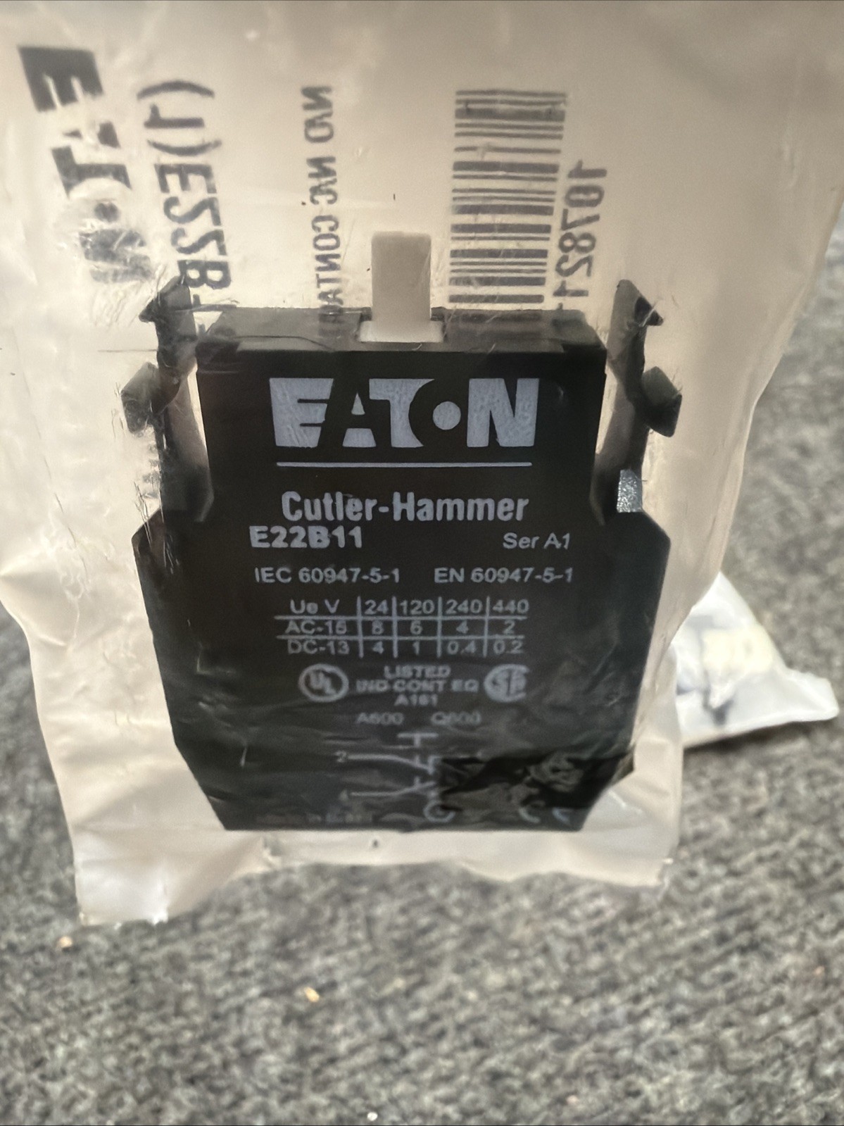 NEW EATON CORPORATION E22-V61 / E22V61 w/ x2 E22B11 Contact Blocks