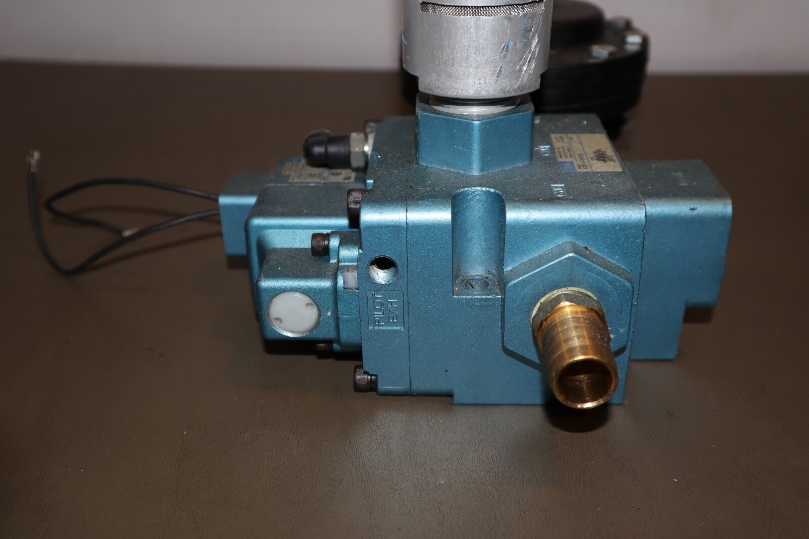 MAC 3 Way Spool Valve 250B-11-111CA & Norgren 11-008-009 Air Pressure Regulator