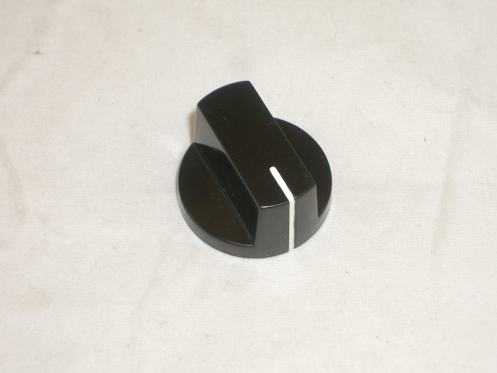PHILMORE 3050 RADIO DIAL KNOB RAISED BLACK 1″D x 0.6″T 1/4″ in SHAFT 1PC
