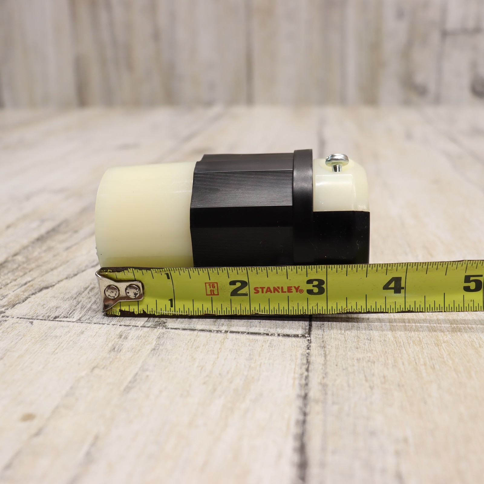 Leviton 7314-C Locking Connector Plug 20A 125/250V 3 Pole 3 Wire Non-Grounding