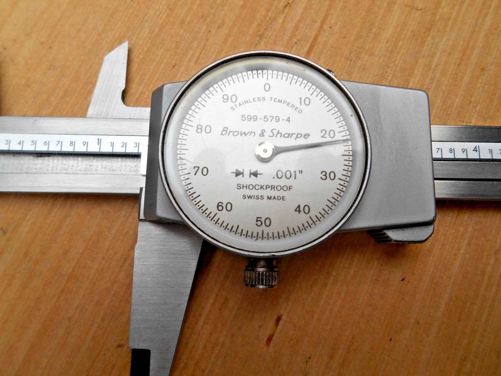 BROWN & SHARPE 599-574-5 DIAL CALIPER 6″ WITH WOOD CASE