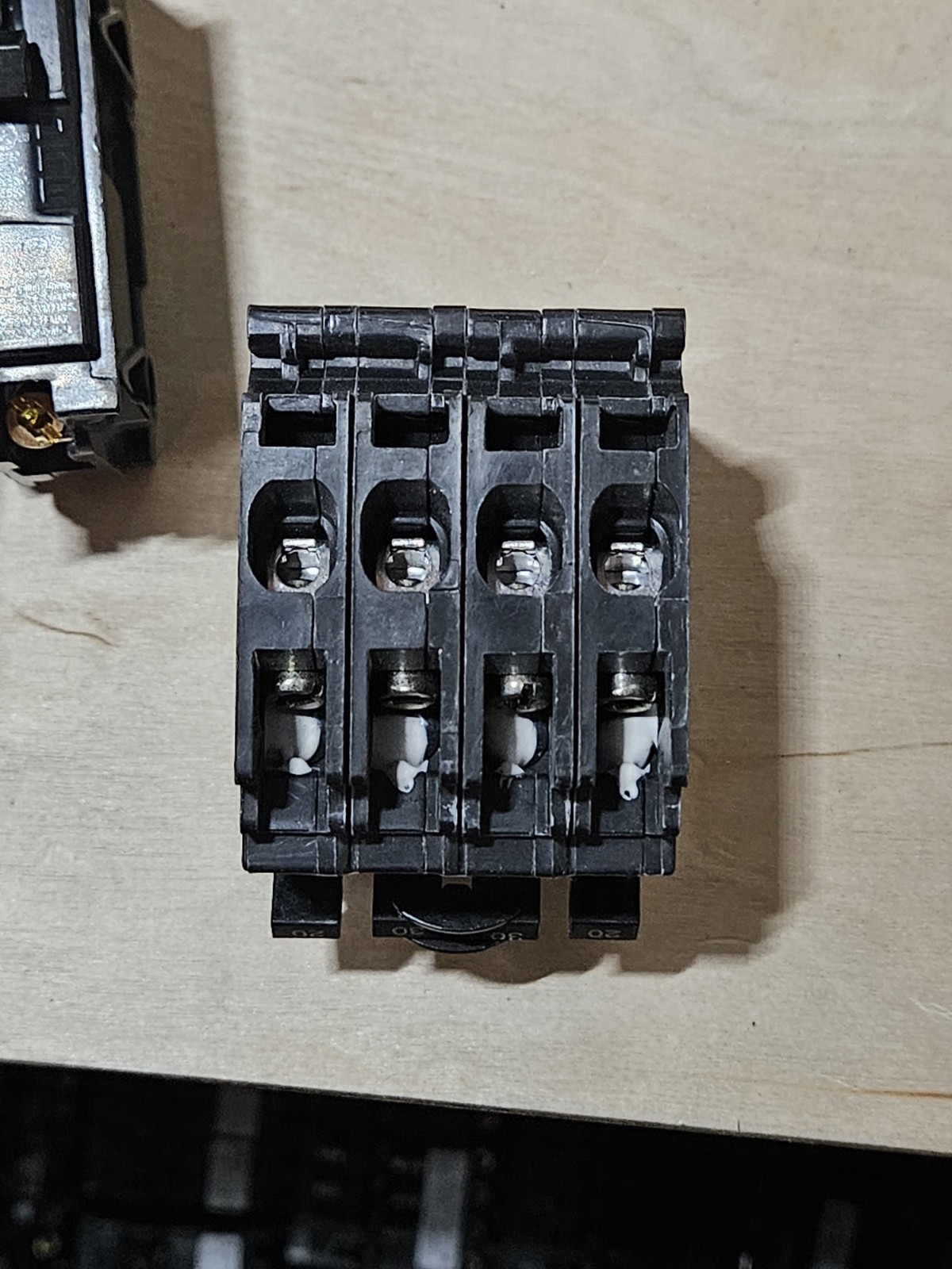 Siemens Q22030CT 4 Pole 20-30A 1 30A 2P And 2 20A 1P Quadraplex Circuit Breaker
