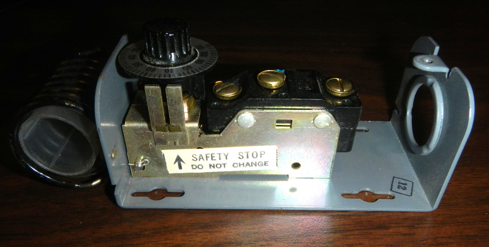 Dayton 2E206 Line Voltage Thermostat Control 120/240VAC NOS TESTED