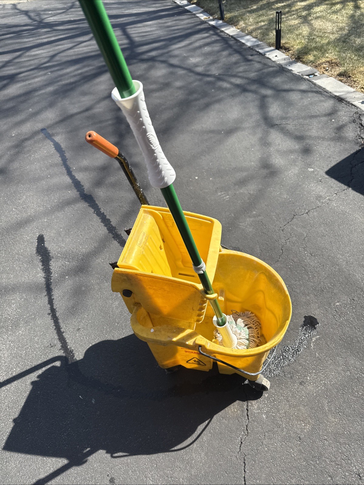 Rubbermaid Commercial Products Wavebrake 35Qt With Mop – Yellow