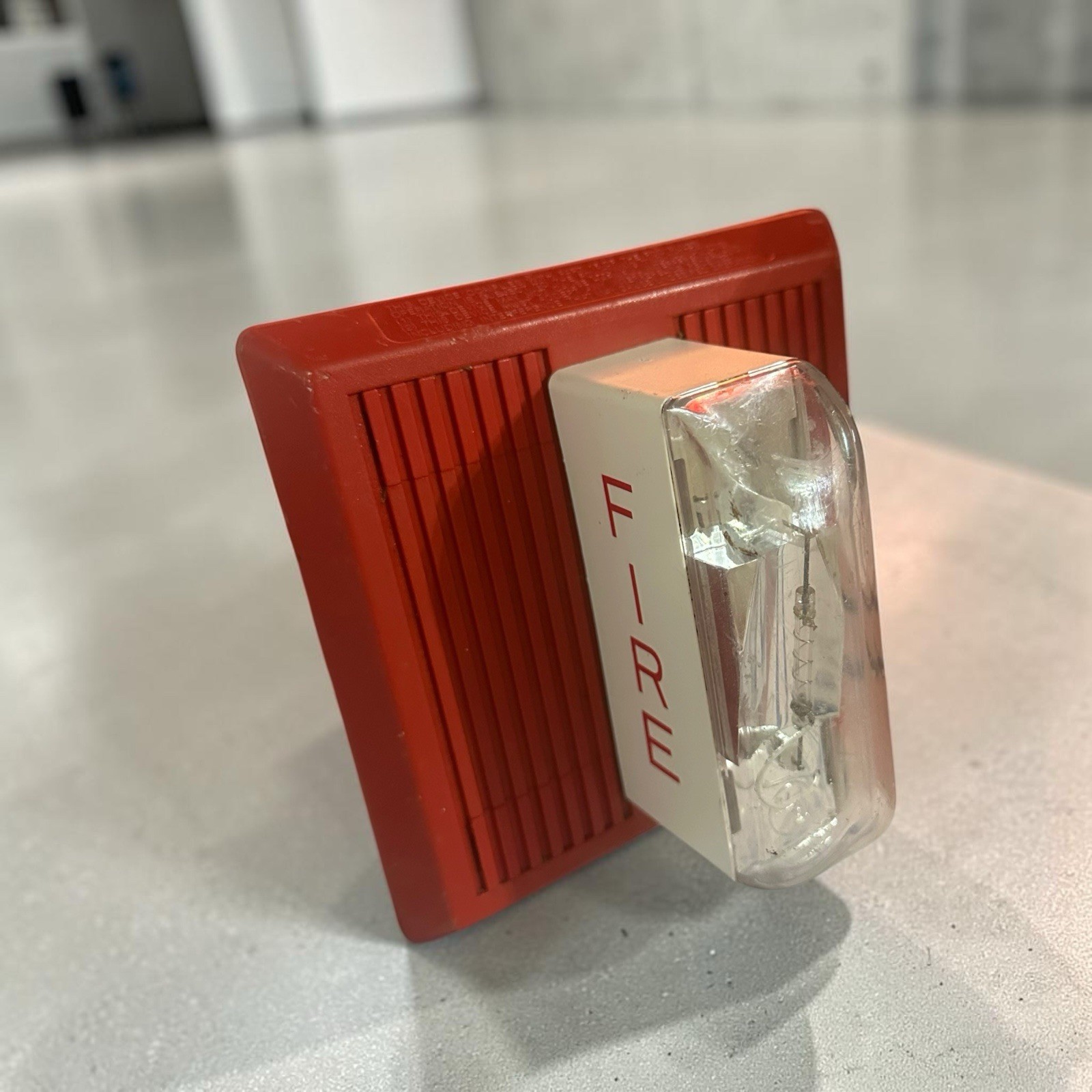 Wheelock MT-24-SLM Fire Alarm Horn Strobe 20-31VDC 15cd Red Wall Mount *READ*