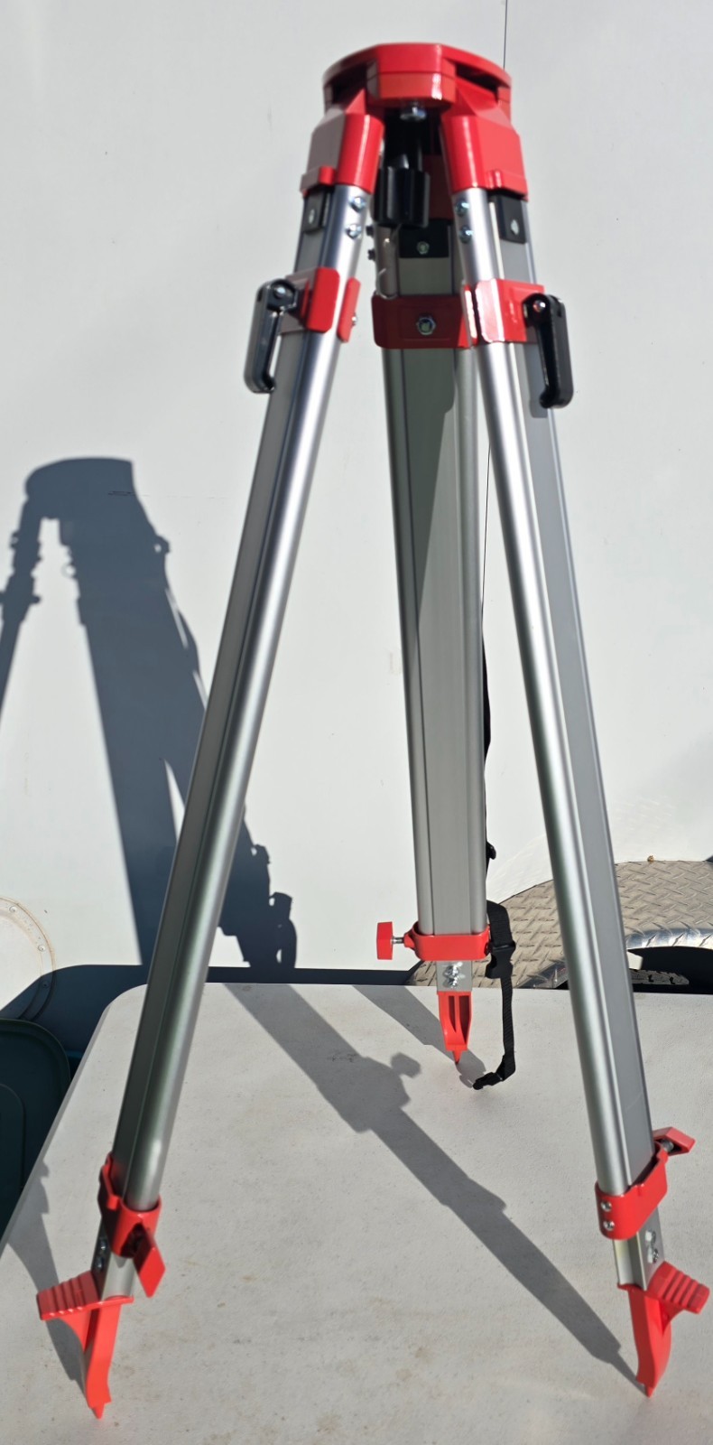 AdirPro 74002 Aluminum 5/8 in 11-threaded Flat Head Heavy Duty Contractor Tripod