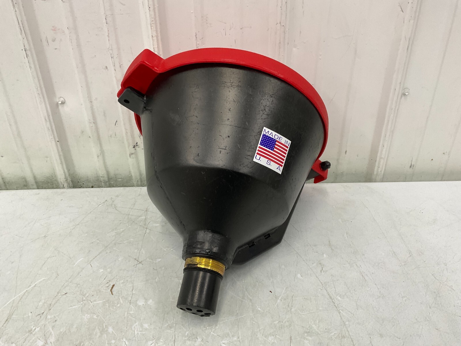ULTRATECH – 651 Drum Funnel with Lid 13 3/8 in x 11 in