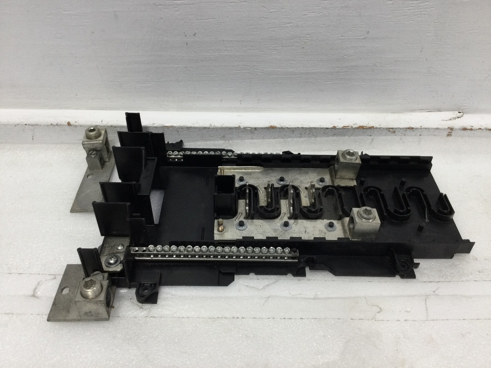 Square D HOM816M200PFTRB 200 Amp 4 Space Load Center Guts Only 11″ x 18″ – Flaw