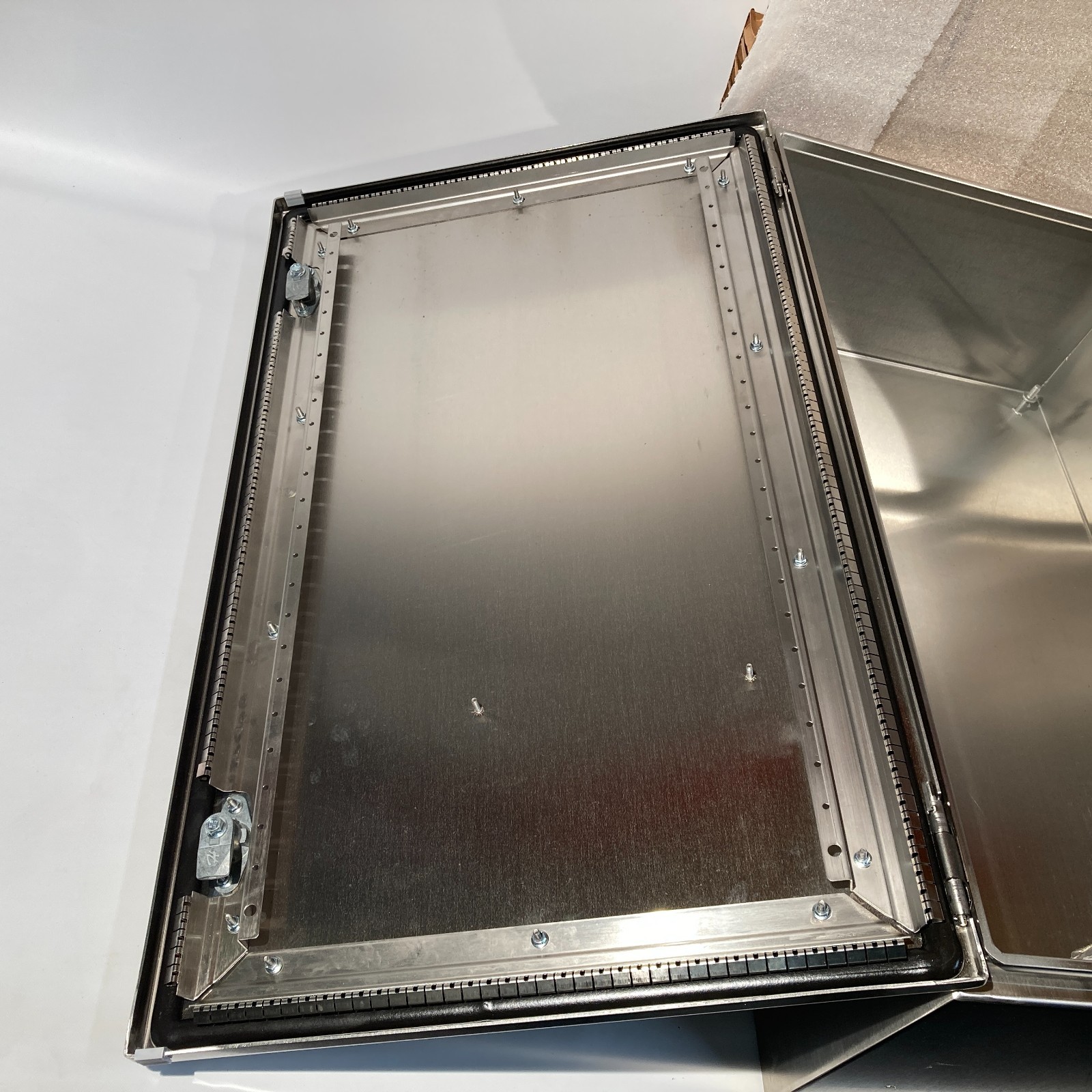 nVent Hoffman 30″ x 18″ x 8″ SS Enclosure NEMA CSD30188EMCSS Wall mounted, READ