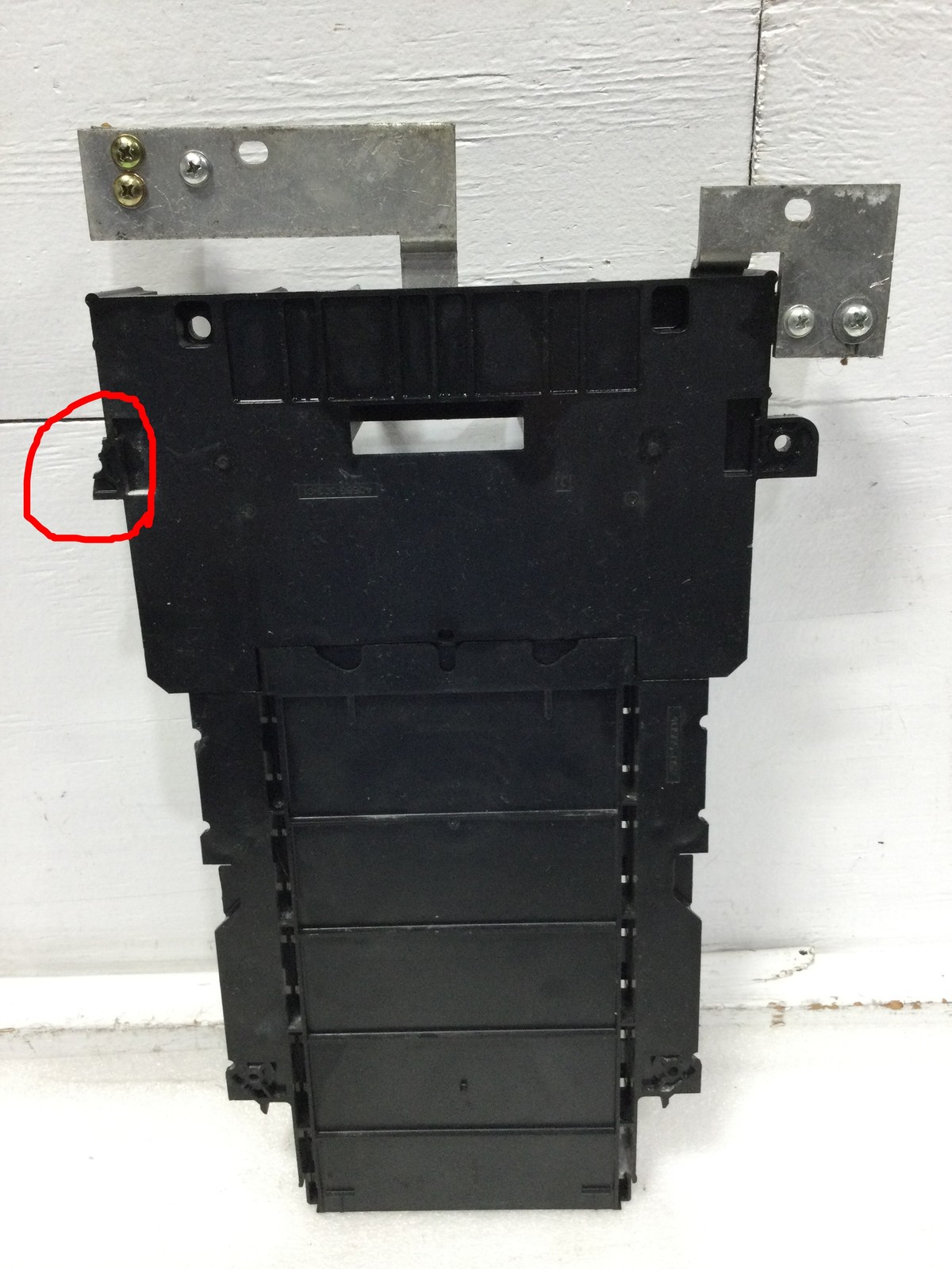 Square D HOM816M200PFTRB 200 Amp 4 Space Load Center Guts Only 11″ x 18″ – Flaw