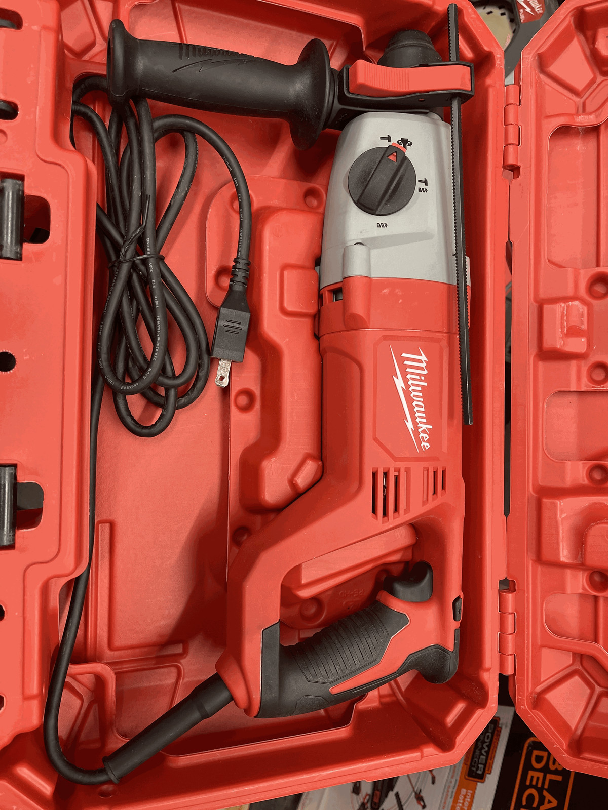 Milwaukee 8 Amp Corded 1 in. SDS D-Handle Rotary Hammer
