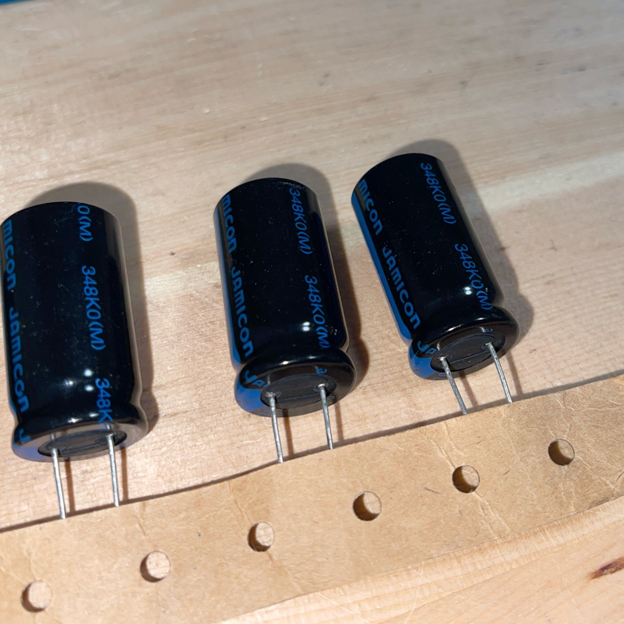 10pcs – Jamicon TK-4700uF 35V 105°C -RM 7.5-50mΩ -30x18mm – Japan NOS