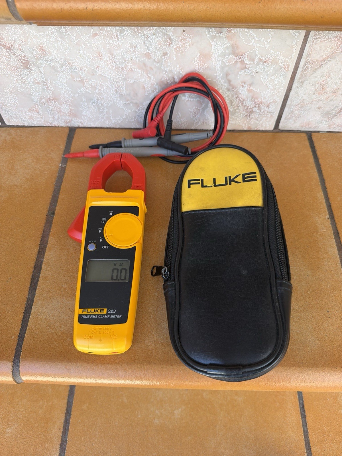 Fluke 323 True RMS Clamp Meter 400A AC 600V AC/DC with Leads and Case