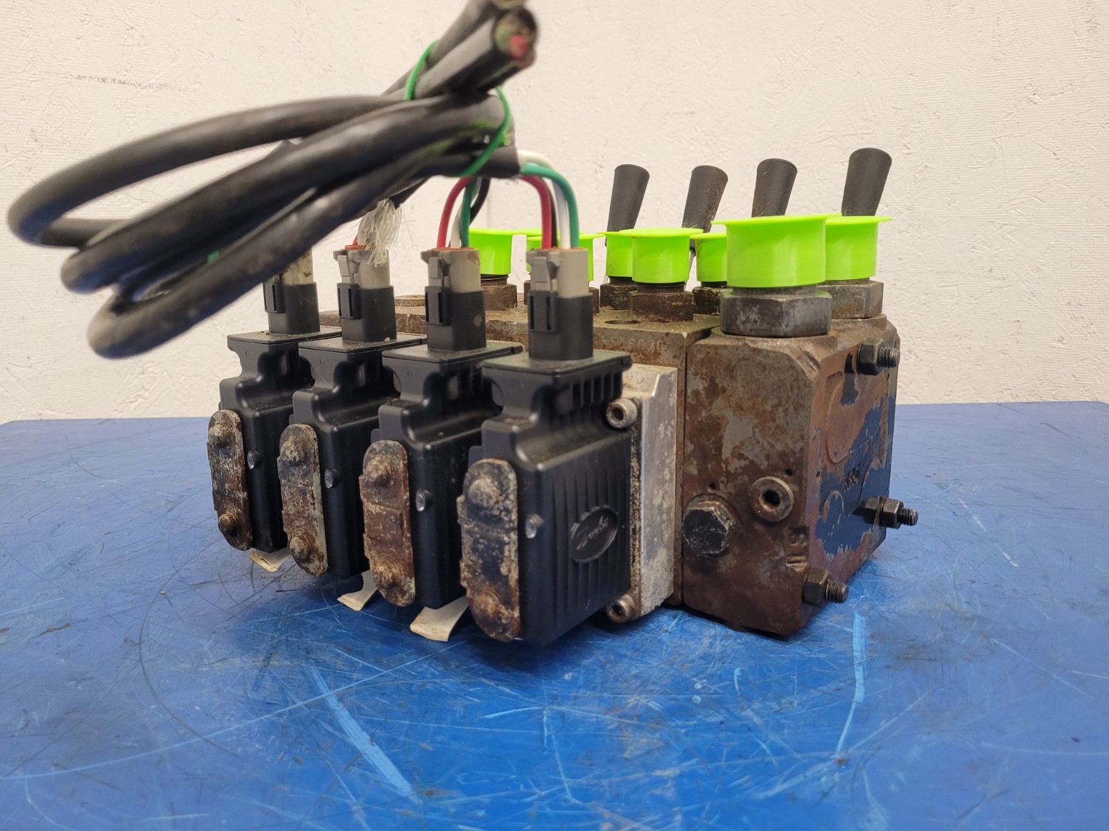 Danfoss PVG 32 4 x Proportional Hydraulic Valve Block 159B5171 Servo Valves