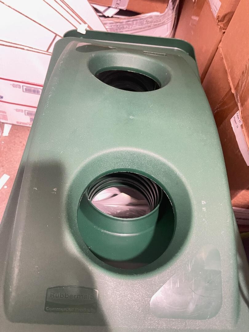 USED Rubbermaid 20″ x 11″ Slim Jim Bottle Can Recycle Lid Green 2692-88(DR)