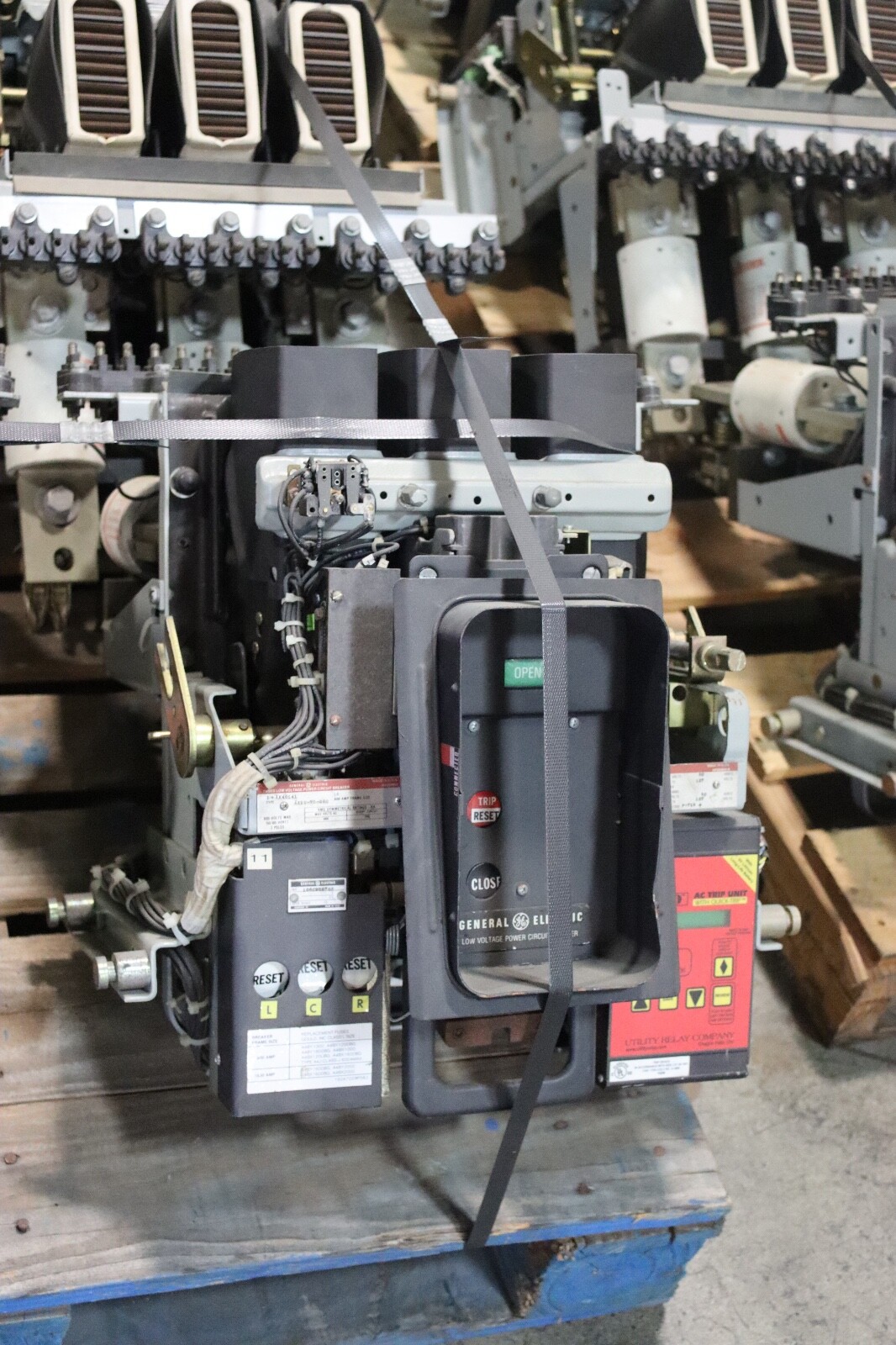 GE AKRU-7D-30S 800 AMP FRAME CIRCUIT BREAKER W/AC-PRO TRIP UNIT