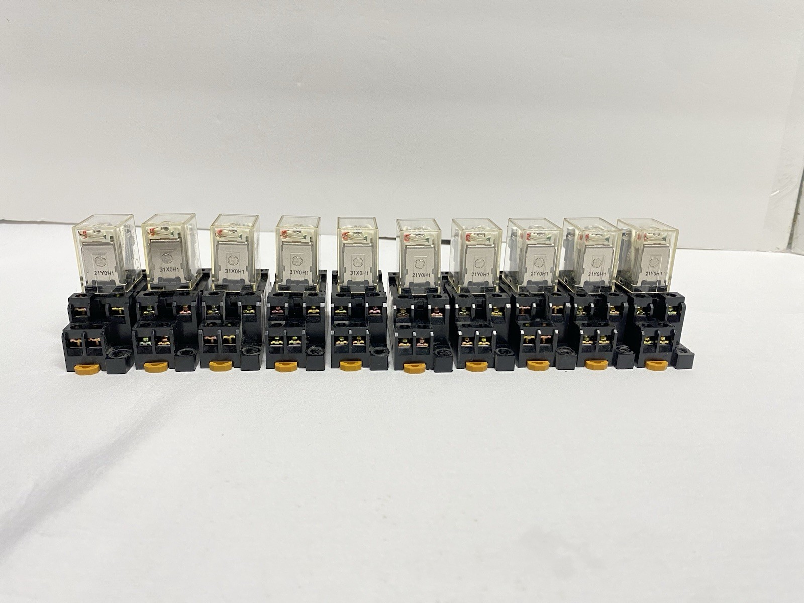 Lot of 10 General Purpose Power Relay 15A 240VAC/28VDC w Base