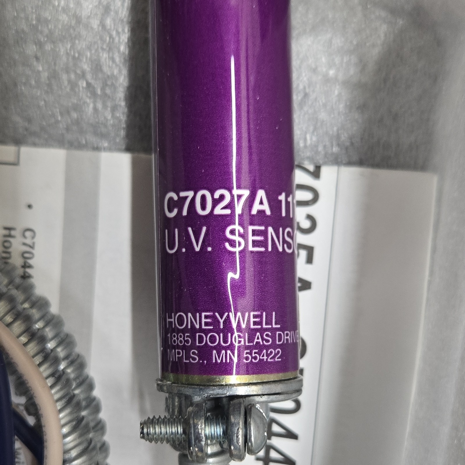 Honeywell C7027A 1114 UV Flame Sensor 1/2 in Female NPT Purple