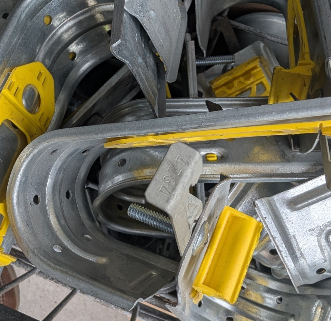 Lot of 25 nVent CADDY CAT32HP4Z34 2″ J-Hook w/ 4Z34 Multi-Function Clip – NOB