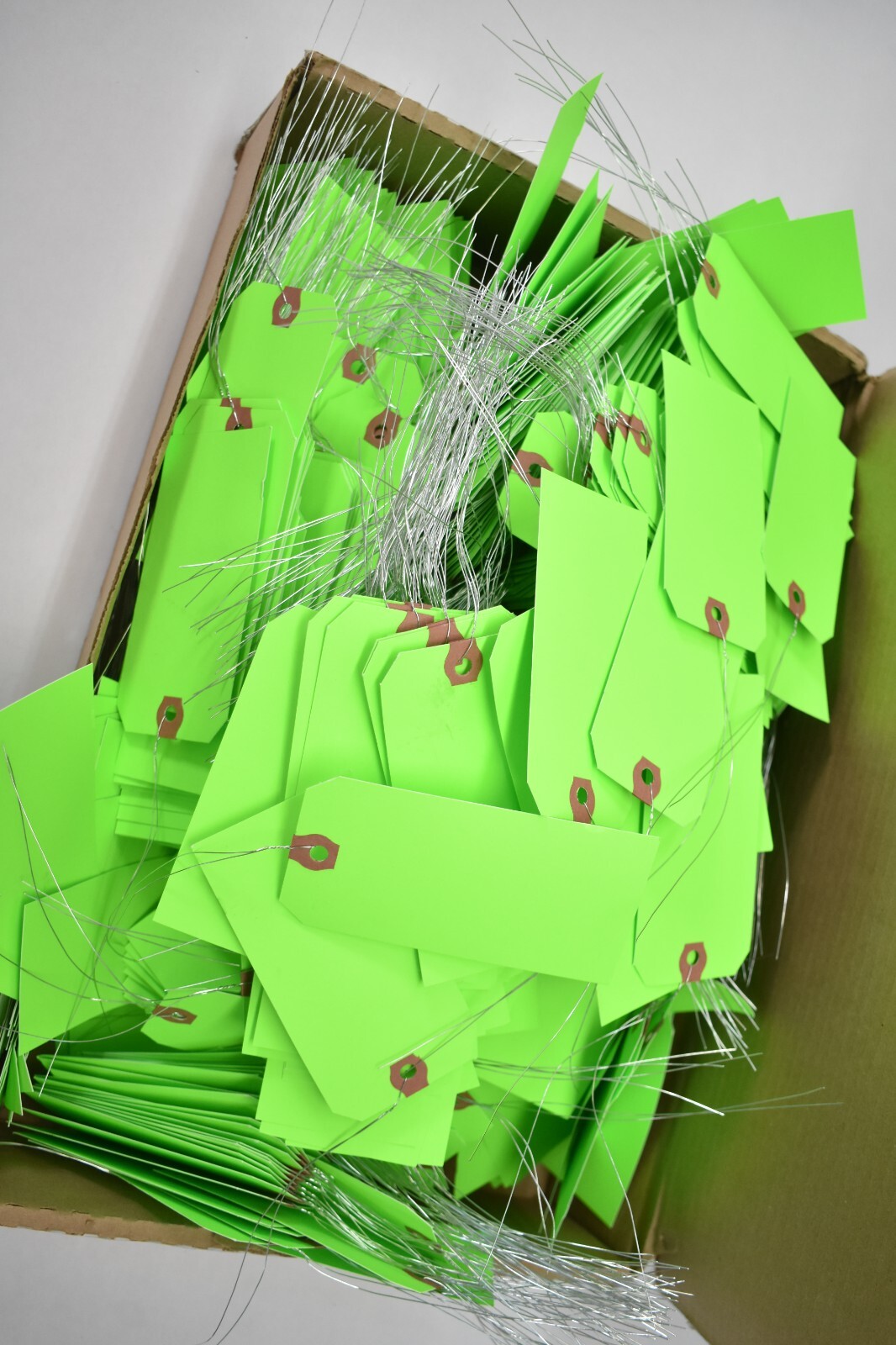 Fluorescent Green Shipping Tags Pre Wires 13 Point 4-3/4″ x 2-3/8″ Lot of 950~