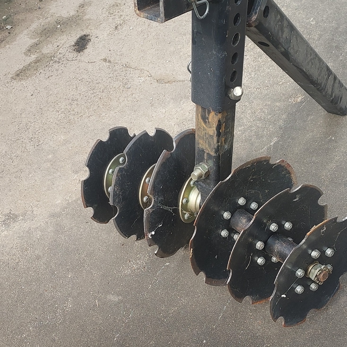 Hitch-Mounted Disc Plow Attachment w/ Scalloped Discs for Universal Tractor