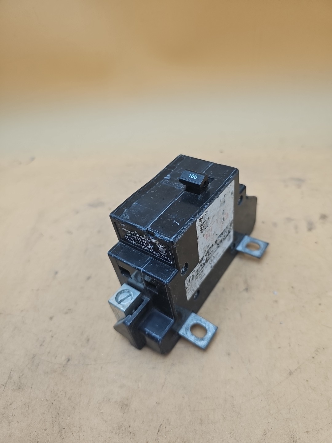 Square D QOM100VH8106 2 Pole 100 Amp Type QOM1 Bolt On Circuit Breaker