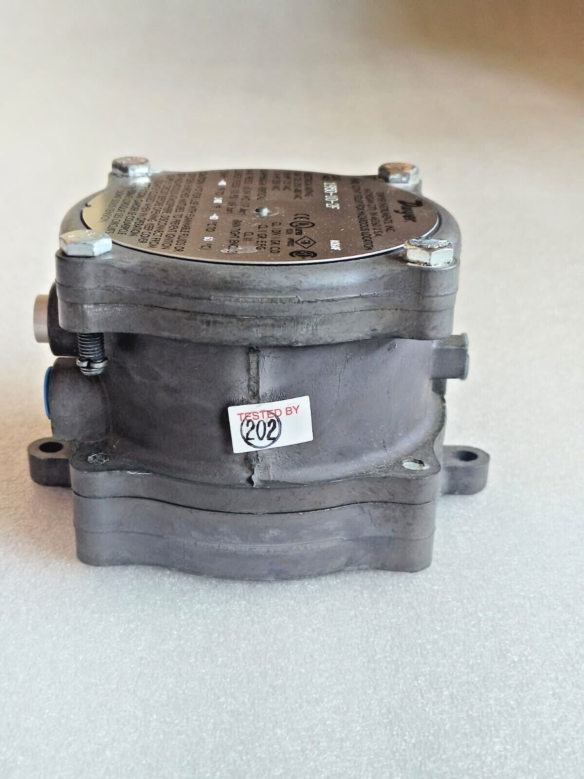 DWYER 1950-10-2F EXPLOSION PROOF DIFFRENTIAL PRESSURE SWITCH NEW# FREE SHIPPING.